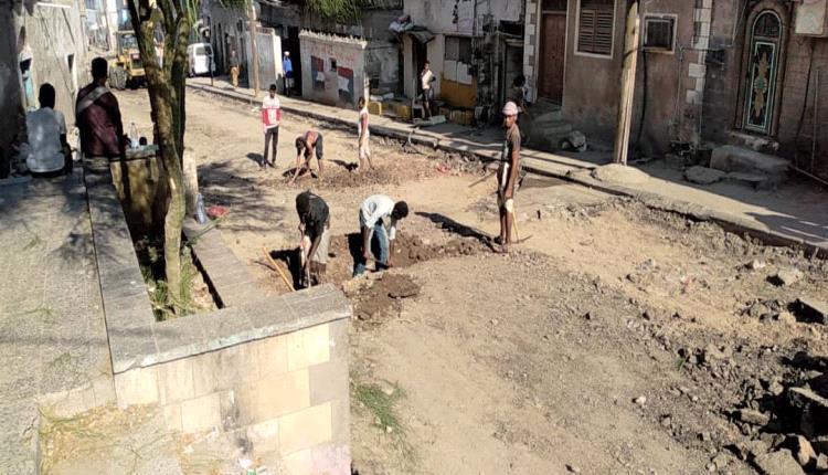 مدير عام صيرة يدشن مشروع اعادة تأهيل شارع  شعب العيدروس