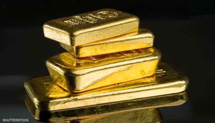 الذهب يتراجع إلى أدنى مستوى له منذ عامين