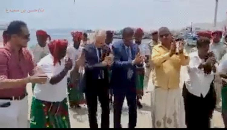 فيديو: سفير فرنسا يظهر في المكلا وهو يؤدي رقصة شعبية حضرمية