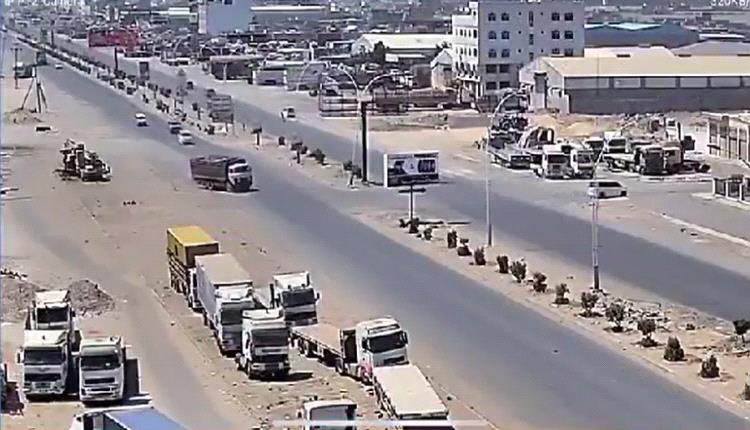 بالفيديو - حادث مروع في الطريق الرئيس بين عدن ولحج 
