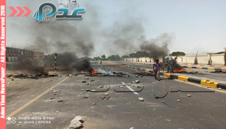 محتجون غاضبون يقطعون الطريق الرئيسي عدن _لحج
