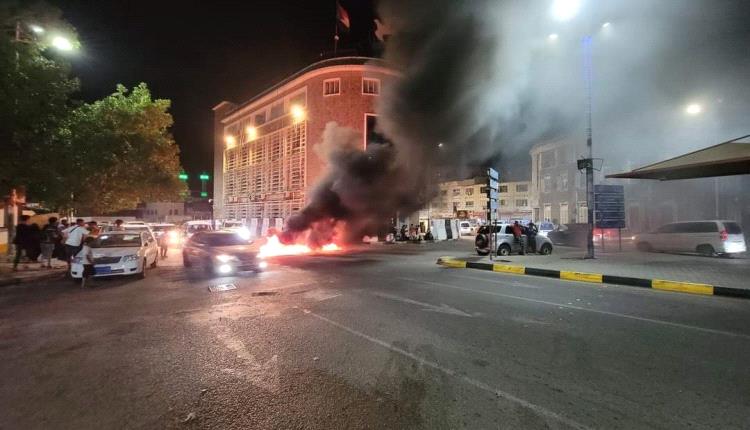 صور - اندلاع احتجاجات غاضبة في عدد من مديريات العاصمة عدن