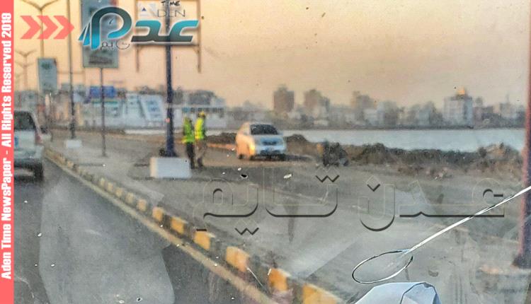 إغلاق خط الجسر بالعاصمة عدن (صورة)
