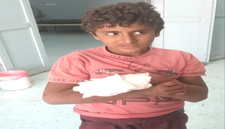 مقذوف من مخلفات الحوثي يصيب طفل في الحديدة