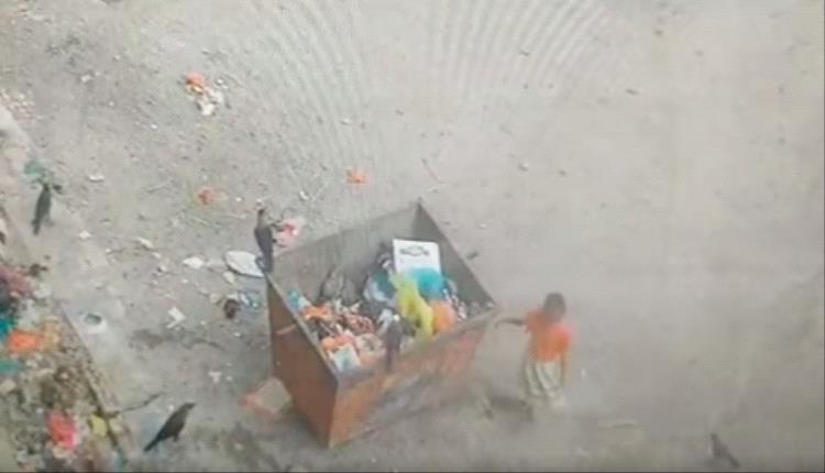 عدن.. وفاة طفلة أثناء محاولتها البحث عن طعام في برميل القمامة 