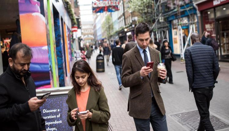 مختصون: استخدام الهواتف لساعات طويلة قد يؤدي لتدخل جراحي في الرقبة