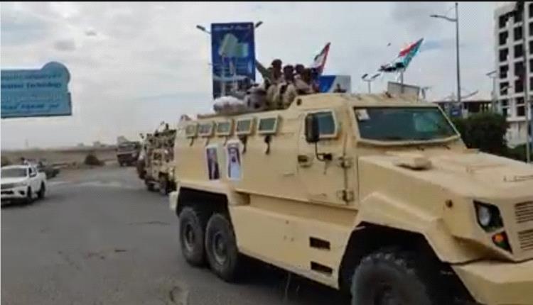 فيديو : شاهد رتل كبير للقوات الجنوبية يخرج من عدن تجاه أبين 