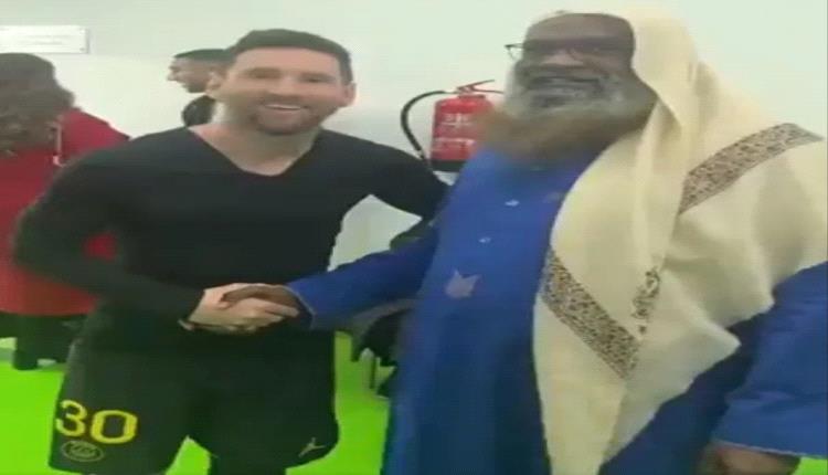صور - شيخ علم سعودي بارز يلتقط صور مع ميسي وحكيمي
