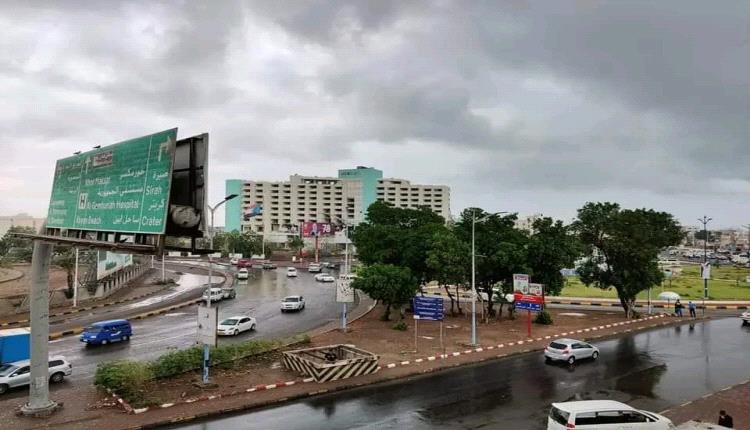 يحدث الآن / هطول أمطار على العاصمة عدن
