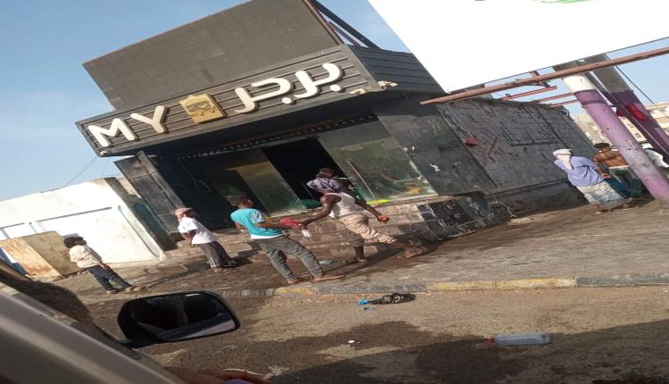 اندلاع حريق بمطعم تقديم الاطعمة السريعة في عدن/صور