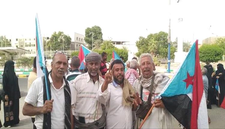 عاجل.. مظاهرات غاضبة في عدن تطالب بمحاكمة حكومة معين وتؤكد دعمها "للانتقالي"