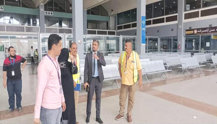 القائم بأعمال اليمنية يطلع على حجم الاضرار بهنجر صيانة الطائرات بمطار عدن