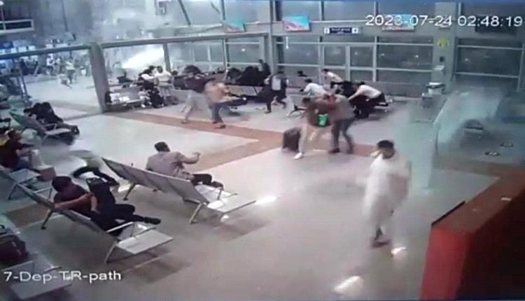 عاجل/ انهيار واجهة مطار عدن الدولي وسقوط اصابات نتيجة الرياح الشديدة