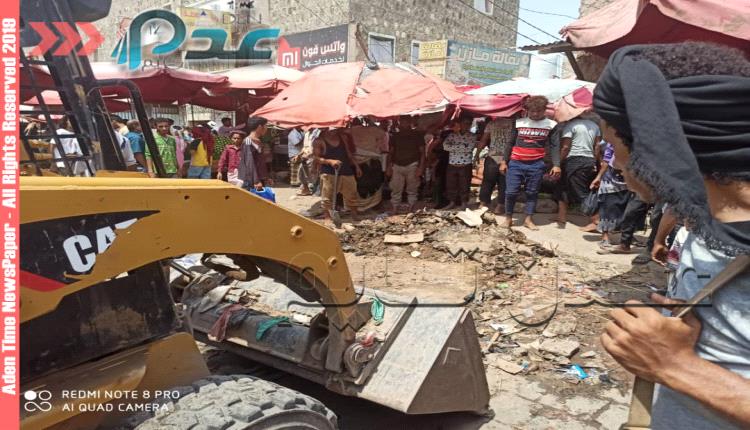 حملة نظافة لإزالة العوائق والقمامة المكدسة في شوارع مدينة الحوطة بلحج