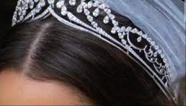 ما هي العبارة العربية التي تزين التاج الماسي للأميرة رجوة الحسين؟