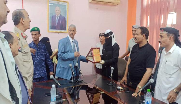 سلطة لحج تكرم أول أمراة طيار حربي بالمحافظة والوطن