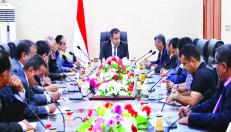 "الطامة الكبرى"...معظم وزراء حكومة معين يقيمون في الخارج 