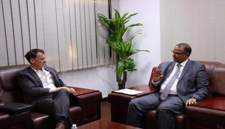 الوزير الزعوري يستعرض مع مسؤول أممي الأزمة الإنسانية ويدعو الى تفكيكها بمناطق سيطرة الحكومة 