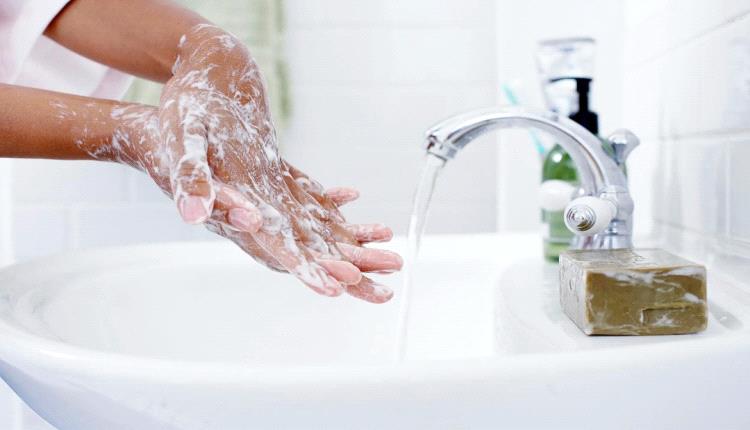 تفسير غسل اليدين في المنام لابن سيرين والإمام الصادق