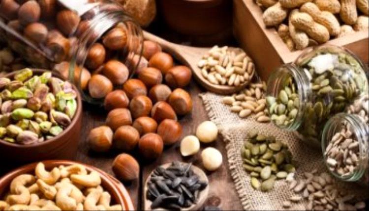 تناول المكسرات يوميا يقلل من خطر الإصابة بأمراض القلب