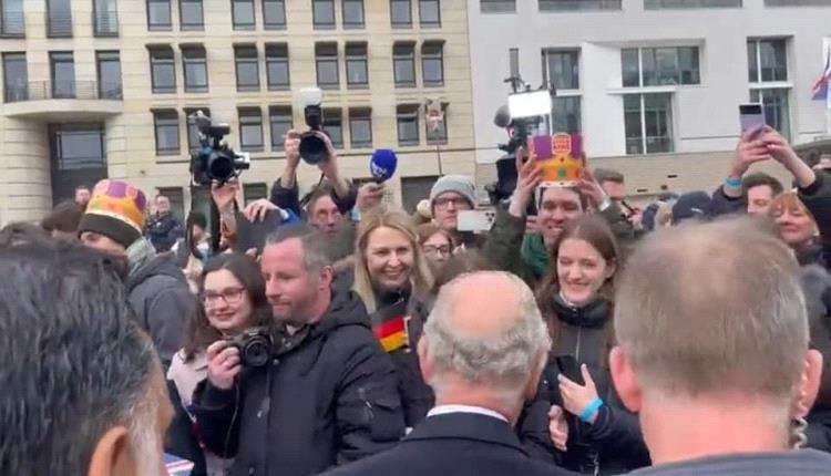 ملك بريطانيا يتعرض لموقف محرج في ألمانيا