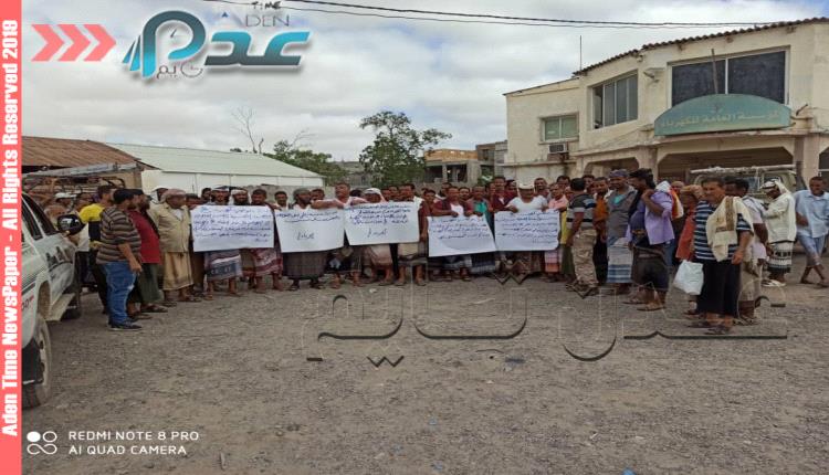 عمال كهرباء لحج يواصلون إضرابهم للمطالبة برد الاعتبار لمدير المؤسسة