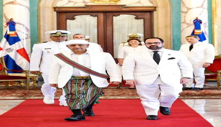 سفير يمني يقدم اوراق اعتماده بزي "المعوز"