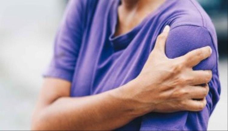 لا تتجاهل ألم الكتف.. اعرف أسباب الإصابة وطرق العلاج