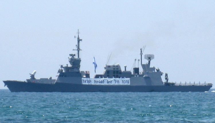 زعيم الحوثيين : لهذا السبب لا نستطيع قصف السفن الاسرائيلية !
