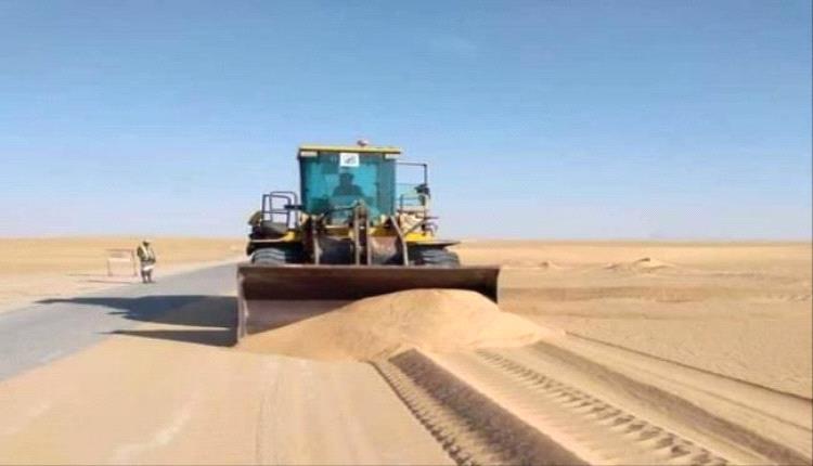 إزالة الرمال من الطريق الدولي عتق - العبر