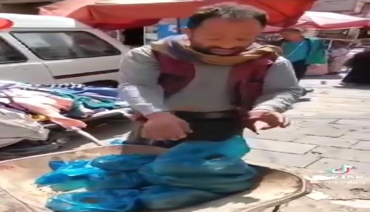 مواطن يمني يدعي بيع تراب جلبه من غزة 