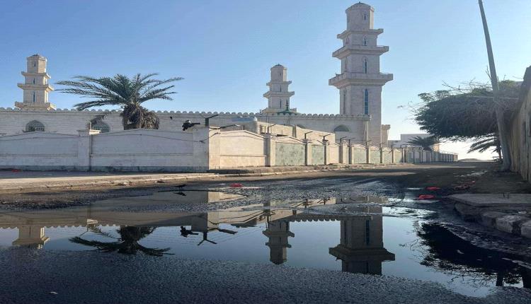 عدن.. مياه الصرف الصحي تحاصر مسجدا في خور مكسر منذ اشهر
