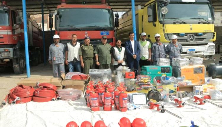 تسليم معدات ثقيلة وأدوات السلامة المهنية للدفاع المدني بساحل حضرموت 

