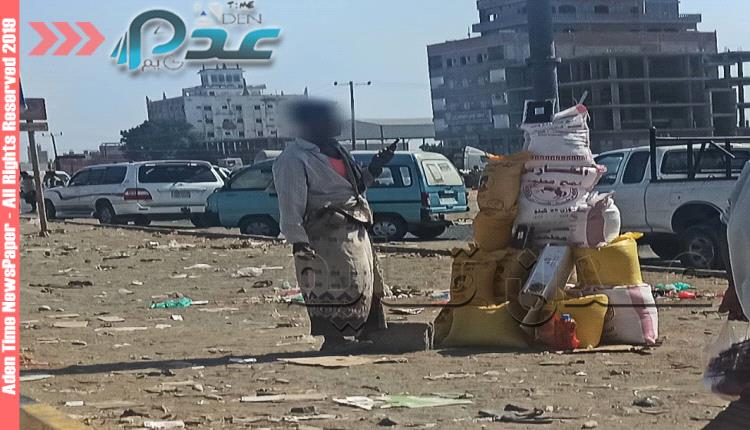 نازحون بلحج يبيعون مواد الإغاثة وألواح وبطاريات الطاقة الشمسية 