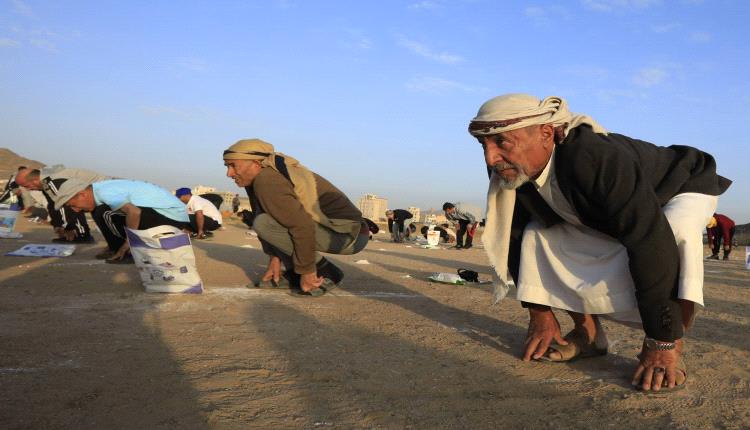 ترك الحوثيون الموظفين دون رواتب ما جعلهم يلجأون إلى السكان