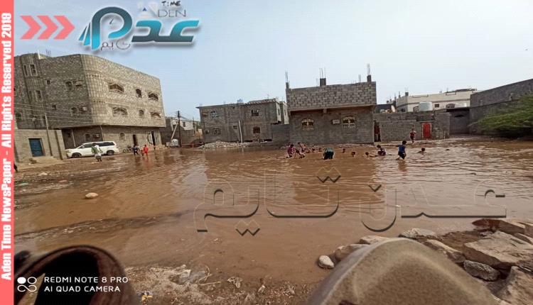 صور ..مياه السيول تحاصر منازل المواطنين في لحج ومخاوف من انهيارها  وانتشار الأمراض