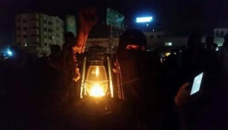 أزمات مفتعلة تغرق العاصمة عدن في ظلام دامس