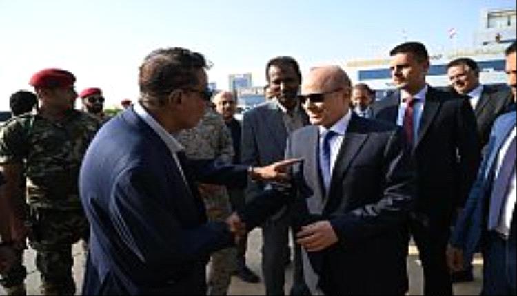 رئيس مجلس القيادة يصل عدن في ظل إنهيار خدمة الكهرباء