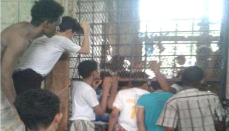 بعد تقديم أطعمة فاسدة.. الحوثي يتسبب بتسمم 40 سجين في الحديدة