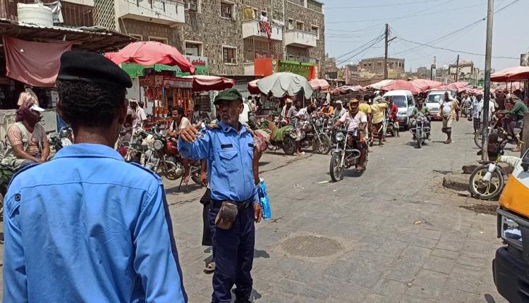 لحج..حملة مرورية تستهدف المفارش والباعة المتجولين في الشارع الرئيس بالحوطة