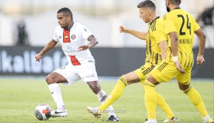 الجزيرة يكتسح اتحاد كلباء ويتصدر الدوري مؤقتا