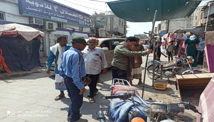 حملة لإزالة البسطات والمفارش العشوائية لباعة الخضار و الاسماك بلحج