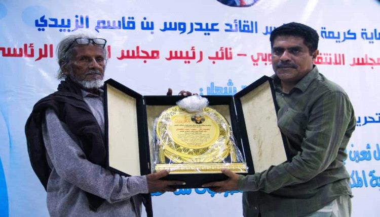 تكريم قبلي لمسؤول رفيع بالمجلس الانتقالي الجنوبي 