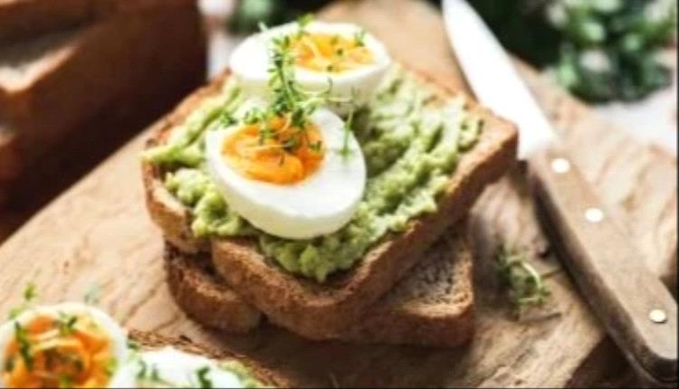 ما هو الوقت المناسب لتناول العشاء؟