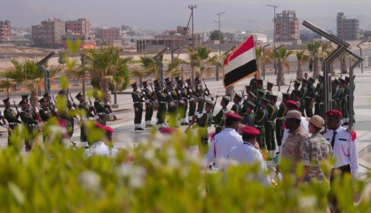 في ذكرى التحرير.. البحسني يضع إكليل ورد على ضريح الجندي المجهول بالمكلا