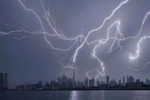  أمطار غزيرة على الإمارات برق ورعد وتحول النهار لليل