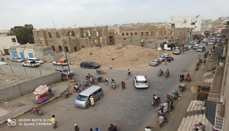 حملة مرورية لرفع الباعة المتجولين والبسطات والسيارات المتوقفة في الحوطة لحج

