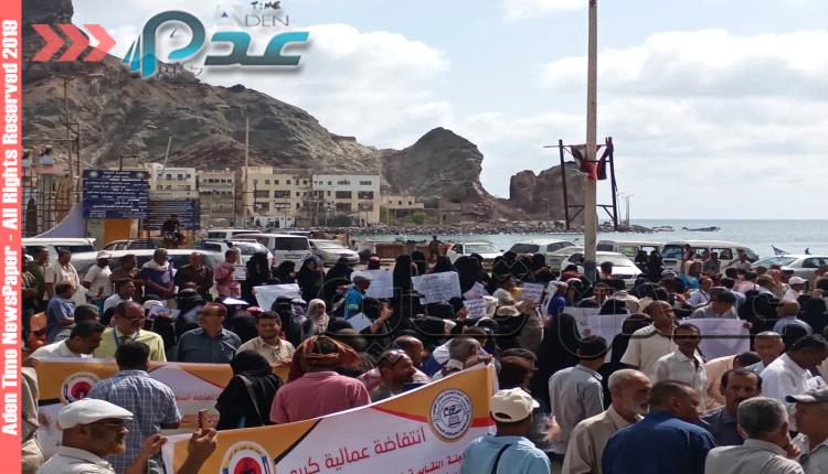 عاجل .. انتفاضة عمالية عارمة أمام قصر معاشيق وتحذير للرئاسي والحكومة (صور) 