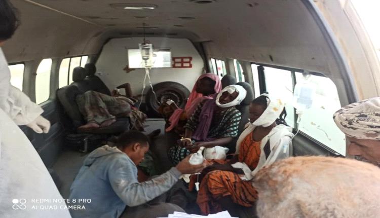 نقل جميع مصابي حادث المرور الأفارقة من لحج إلى مستشفيات في عدن/ صور