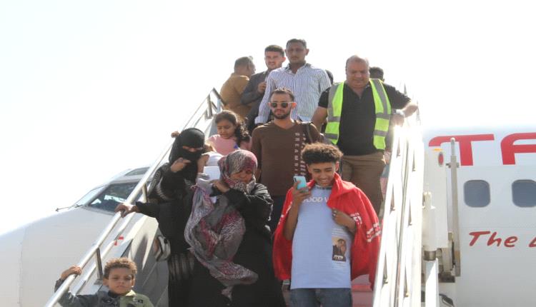 وصول دفعة أولى من العالقين اليمنيين في السودان إلى مطار المخا الدولي بدعم طارق صالح 
